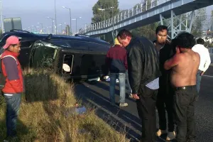 Aparatosa volcadura en el Periférico Ecológico