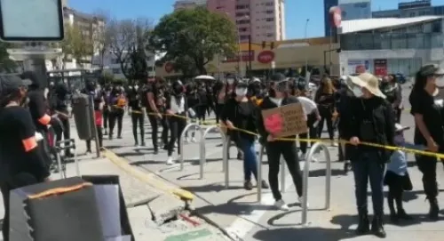 Se manifiestan mujeres en FGE y zócalo; exigen castigo a feminicidios
