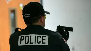 Padre quiere dar escarmiento a su hijo, habla a la policía y estos lo matan