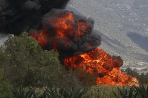 VIDEO: Pemex atiende incendio provocado por una toma clandestina en Quecholac