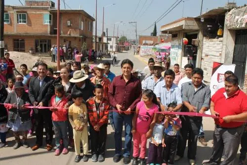 Familias de Cuachayotla se benefician con viviendas, sanitarios y calle nueva