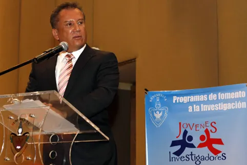 Pide rector BUAP privilegiar ciencia sobre política