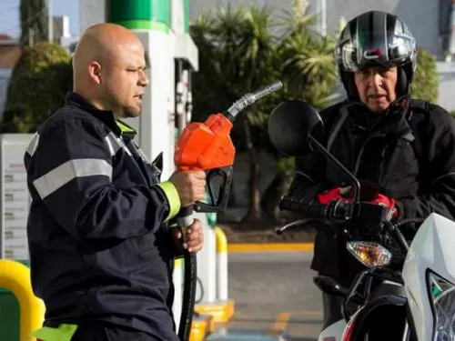Gasolina Premium baja 3 centavos y Magna uno este martes