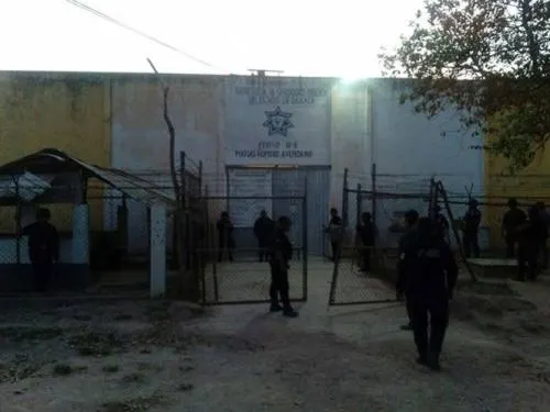 Internos retienen a director de penal en Oaxaca