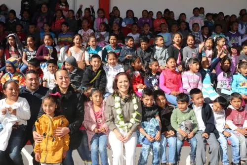 Dinorah López entrega apoyos invernales a familias de Chilchotla