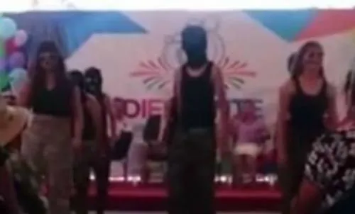 VIDEO Alumnos de secundaria bailan encapuchados, primera dama de Zacatecas les dice “sicarios”