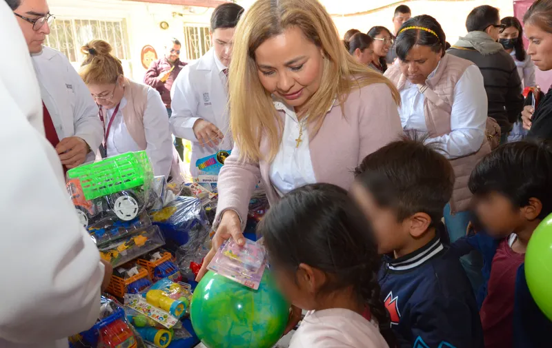Entrega USEP juguetes a niñas y niños de San Pedro Cholula