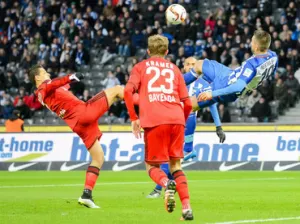 Leverkusen cae, pero ‘Chicharito’ marca su gol siete en la liga