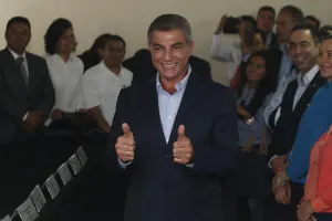 Mi motor son las familias poblanas, destaca Tony Gali en registro ante IEE