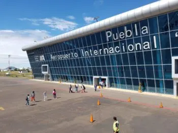 Reestablecen operaciones del Aeropuerto Internacional Hermanos Serdán pese a caída de ceniza