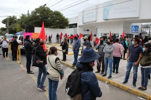 Maestros del Movimiento Antorcha Campesina se manifiestan afuera de la SEP