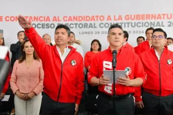 Recibe Lalo Rivera constancia del PRI de manos de Alejandro Moreno