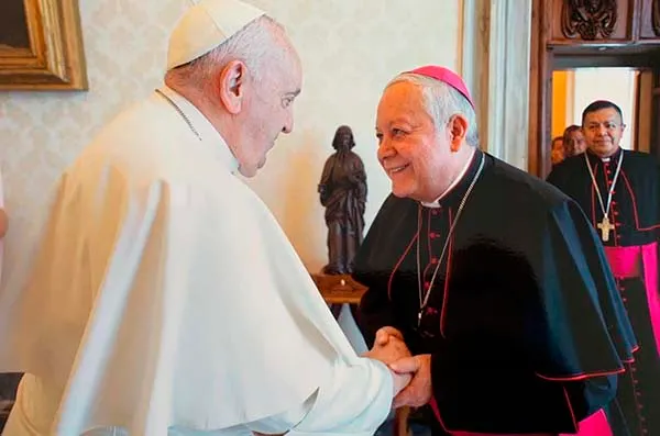 Papa francisco y arzobispo de Puebla