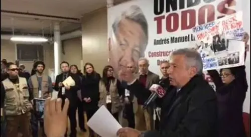 López Obrador habla con migrantes de NY; le reclaman por Ayotzinapa