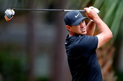 Golfistas Koepka y Simpson se retiran de torneo de PGA tras positivo de caddies