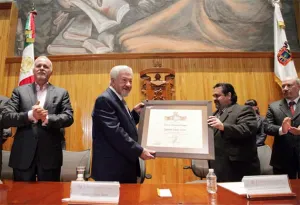 A los 88 años, López Tarso es Honoris Causa por la UG