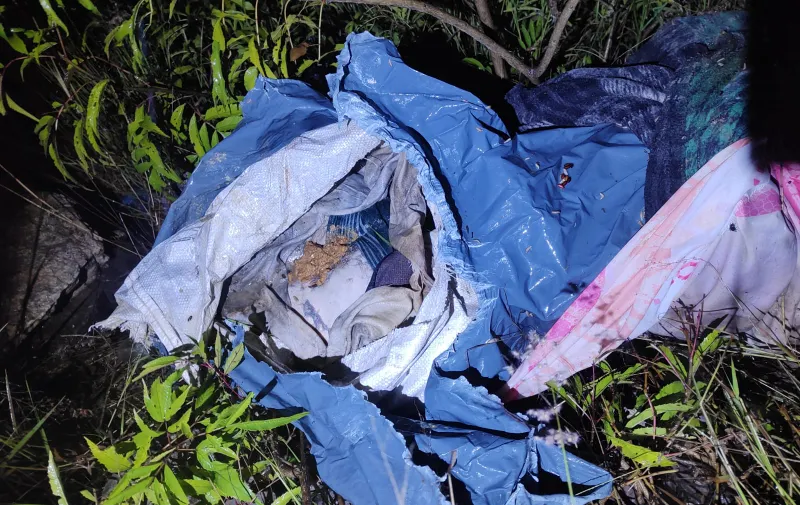 Hallan cadáver envuelto en cobijas y plástico en el Periférico Ecológico