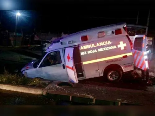 Cae a socavón ambulancia con mujer embarazada, en Hermosillo