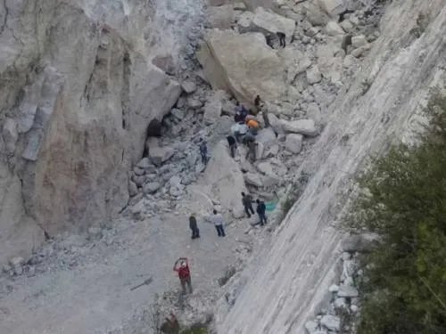 Un muerto y 4 sepultados por derrumbe en mina en Hidalgo