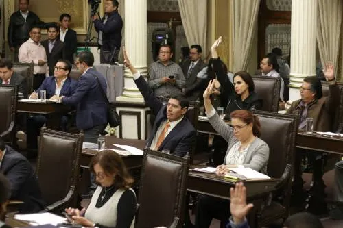 Piden desaparición de Poderes en Puebla