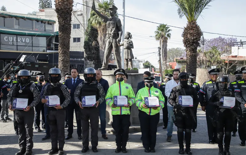 Entregan reconocimiento a policías