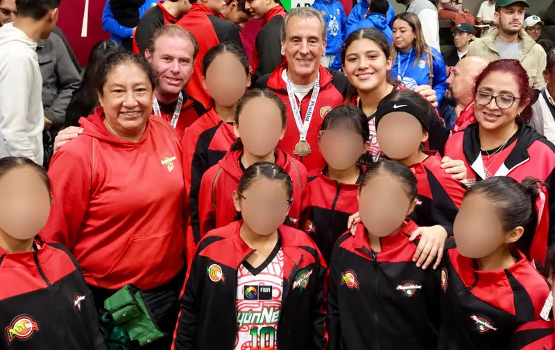 Pepe Chedraui acompaña a jóvenes basquetbolistas en la final estatal de la Liga Telmex-Telcel 2026
