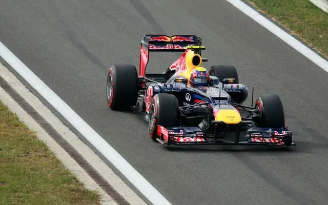 Webber consigue su novena pole; Checo saldrá en 12