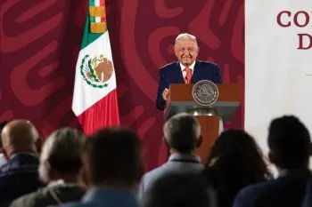 AMLO se compromete a atender peticiones de trabajadores de Pemex