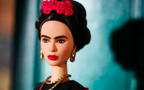 Salma Hayek reacciona molesta ante la figura Barbie de Frida Kahlo