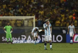 Messi tiene que ser atendido en el vuelo de Argentina