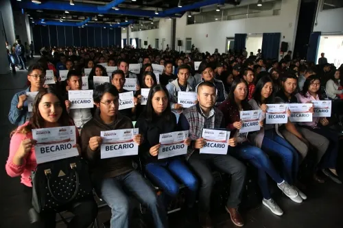 Estudiantes de la BUAP reciben becas del programa “Jóvenes Escribiendo el Futuro”