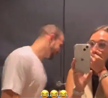 Una pareja mantiene relaciones sexuales en un probador de Zara