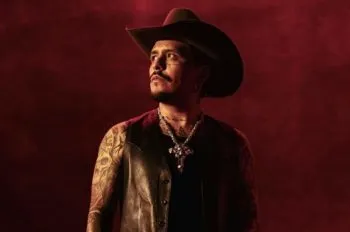 Christian Nodal rompe en llanto al cantar “Quédate” en el Auditorio Nacional