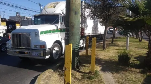 Le dan de batazos a trailero por pleito vial en la Calzada Zaragoza
