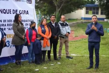 Coloca Mundo Tlatehui primera piedra de dos aulas didácticas en Tlaxcalancingo