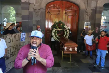 La 28 de Octubre realiza plantón frente al Palacio Municipal, en protesta por muerte de franelero