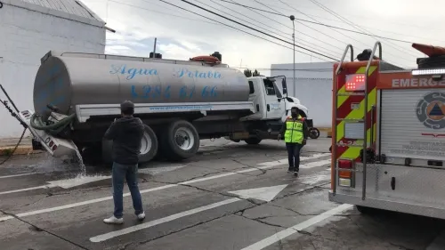 Pipa de agua cae en un socavón