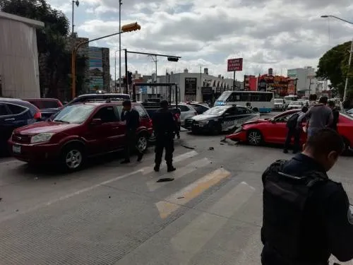 Por ir a exceso de velocidad, patrulla provoca carambola en el bulevar 5 de Mayo