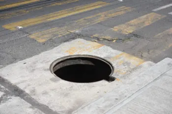 Niño cae a coladera en la 16 Poniente y es recatado por los ambulantes; Agua de Puebla se deslinda del caso