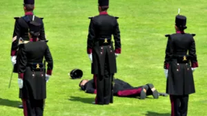 Insólito: Cadete cae desmayado durante bienvenida a presidente chino