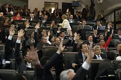 Bloque de izquierda en Senado busca nueva partida millonaria