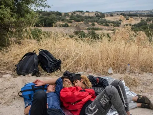 Hallan a 41 migrantes en camión frigorífico en Grecia
