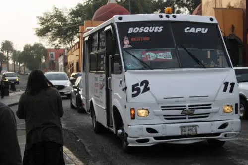 Unidades rosas del servicio público de la Ruta 52 buscan incluir a varones de la tercera edad