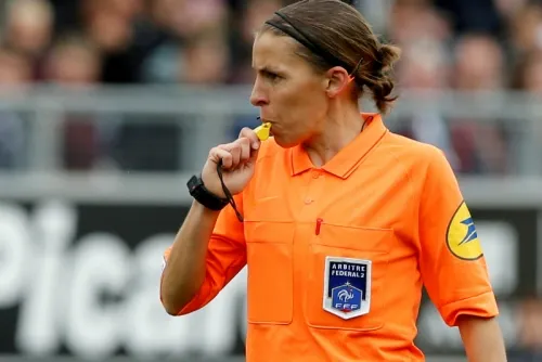 Stéphanie Frappart será la primera mujer en arbitrar partido de la Supercopa de Europa