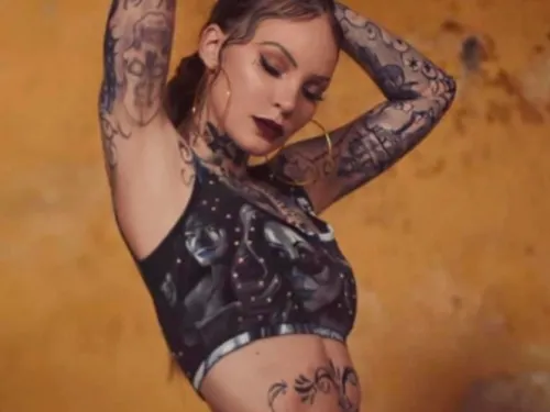 Exnovio de Belinda asegura que ella quería que se tatuara