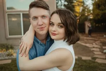 Joey King, actriz del stand de los besos, anuncia que está comprometida
