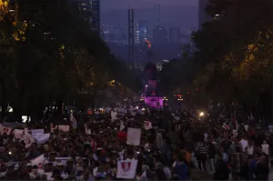 Miles marchan por normalistas desaparecidos