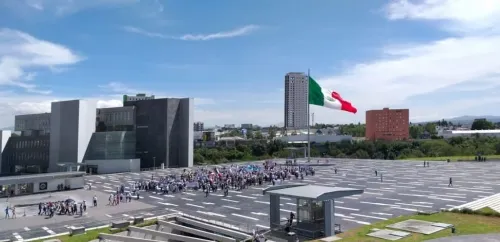 Poblanos se manifiestan en la Estrella de Puebla contra AMLO