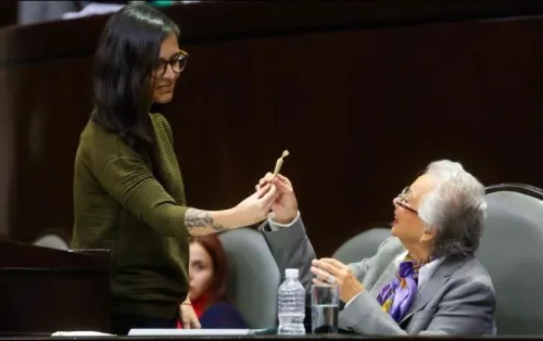 Diputada regala “churro” de mariguana a Olga Sánchez Cordero