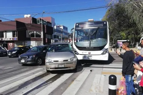 Choque entre Ruta 3 y vehículos particulares deja cuatro personas heridas